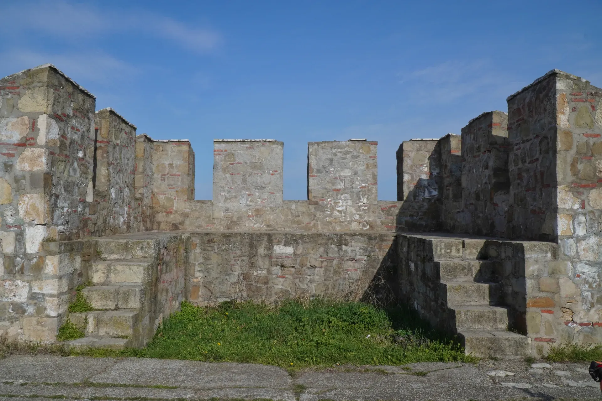 Merlature di pietra e scale della Fortezza di Smederevo con cielo blu sullo sfondo.