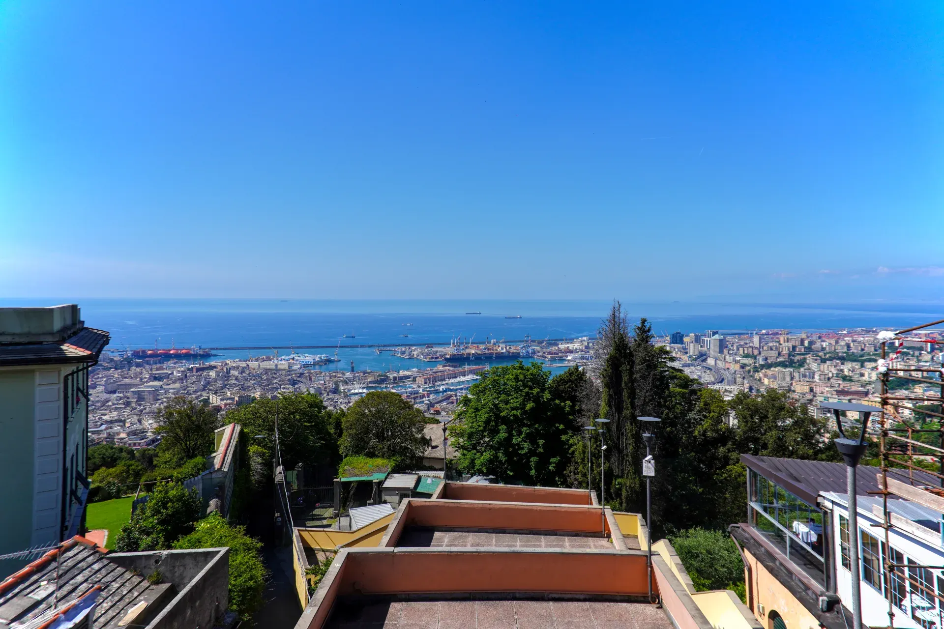 Blick vom Aussichtspunkt Righi auf den Hafen von Genua und das Mittelmeer.