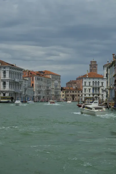 Canal Grande in Venedig mit historischen Gebäuden und Booten unter einem dramatischen Himmel.
