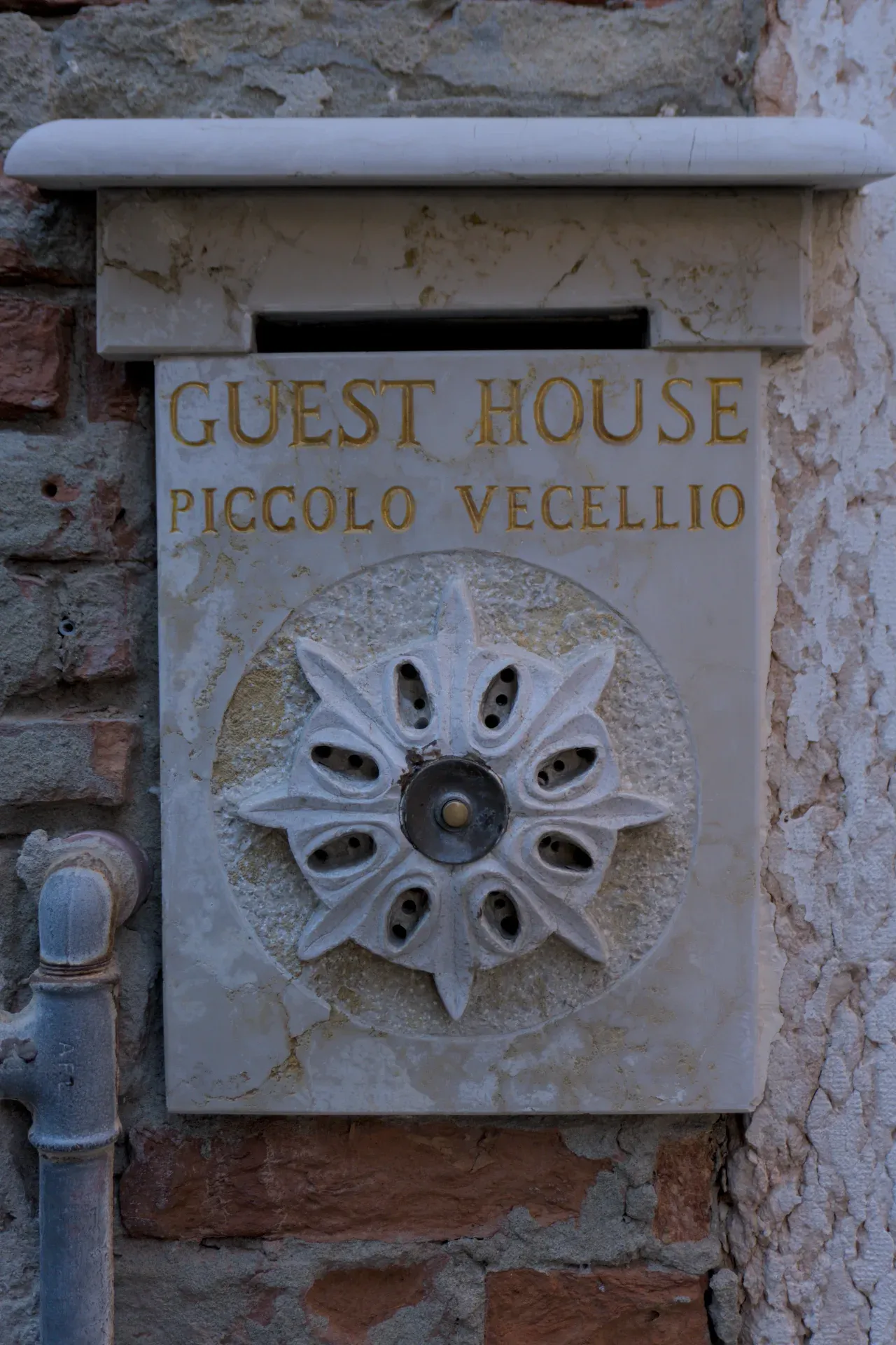 Gästehaus Piccolo Vecellio Schild mit goldener Schrift auf Marmor, Venedig.