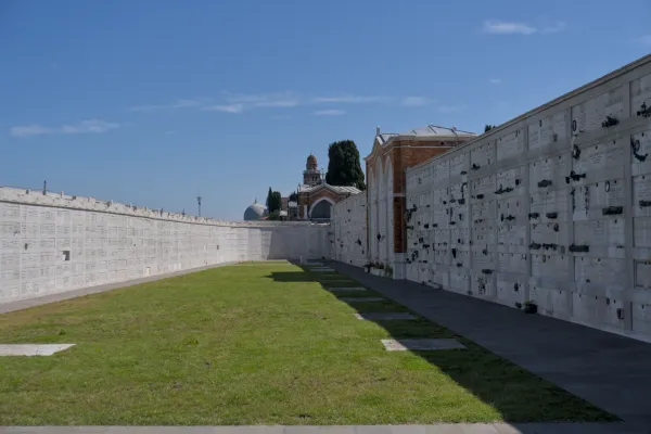 Kunstdruck der Gräberreihen im cimitero di San Michele, Venedig, mit grüner Rasenfläche und blauer Himmelkulisse.
