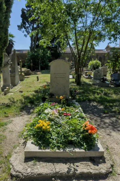 Das Grab von Joseph Brodsky mit Blumen auf dem Friedhof San Michele, Venedig, Italien.