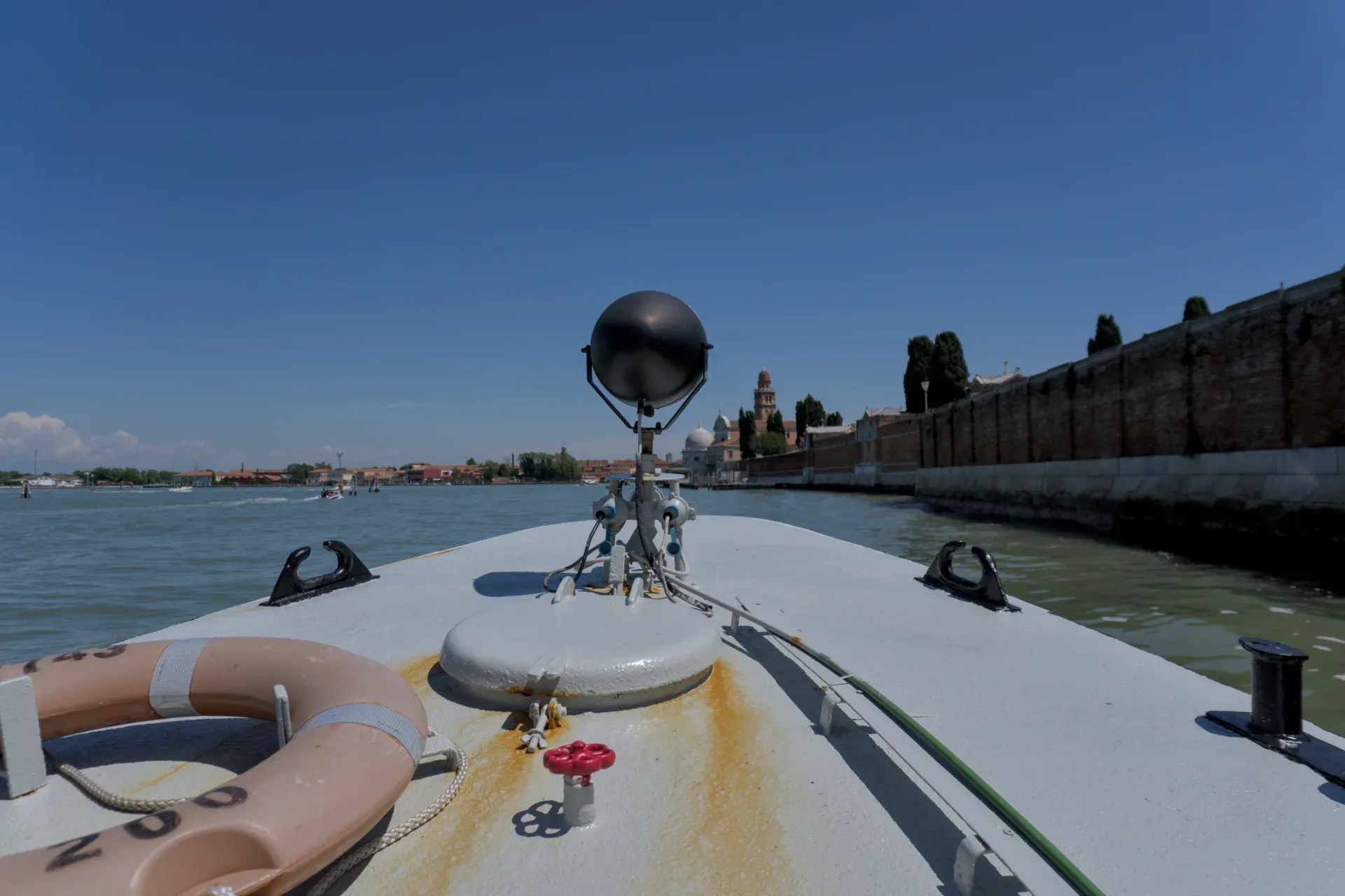 Vue de l'eau depuis un bateau, en route de San Michele à Murano, avec la ligne d'horizon de Venise.