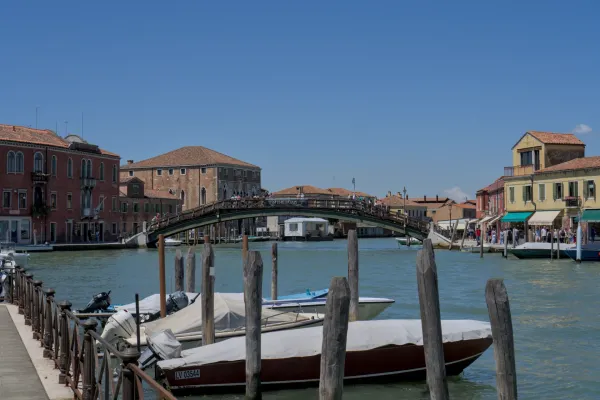 Ponte del canale a Murano, Italia, con barche nell'acqua.