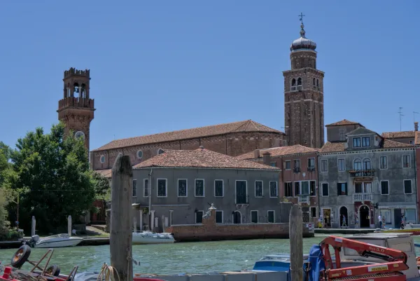 L'isola di Murano a Venezia con i suoi edifici storici e torri, ripresa da un canale.
