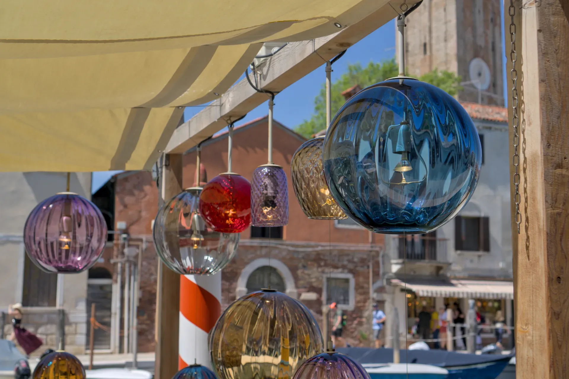 Lampadari in vetro di Murano appesi con sfere di vetro colorato in un caffè sull'isola di Murano.