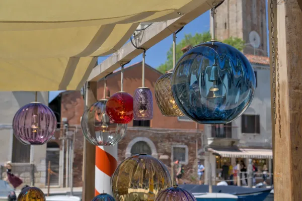 Hängende Murano-Glasleuchten mit farbigen Glaskugeln in einem Café auf der Insel Murano.