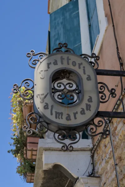 Un'artistica insegna della Trattoria al Mara sull'isola di Murano, Venezia.