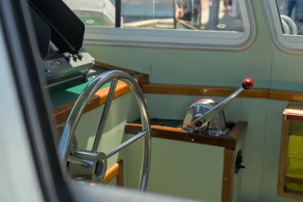 Bliski pogled na sjajni volan venecijanskog vodenog autobusa, spreman za plovidbu kanalima.
