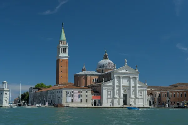 Chiesa di San Giorgio Maggiore con campanile, Venezia, Italia, di giorno sotto un cielo blu.
