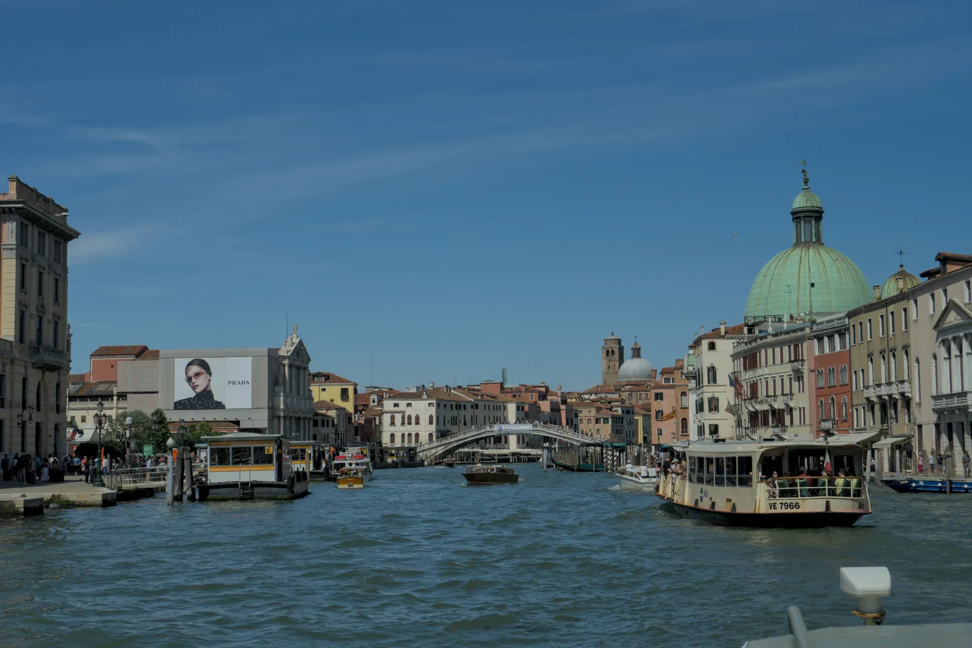 Der Canal Grande in Venedig mit bunten Gebäuden, Booten und der Basilika Santa Maria della Salute im Hintergrund.