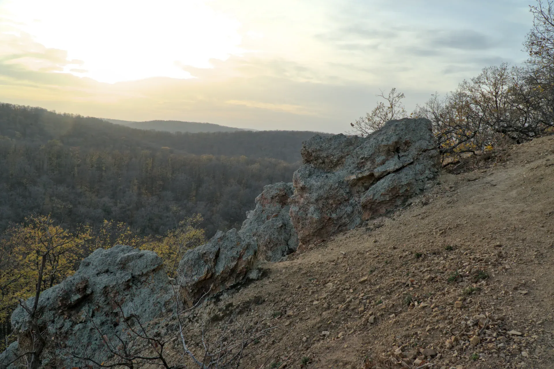Formaciones rocosas Rocas Orlové en Fruska Gora, Serbia, al amanecer.