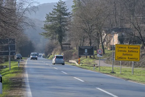 The road from Sremska Kamenica to Iriški Venac in Fruška Gora, Serbia, with trees and passing cars.