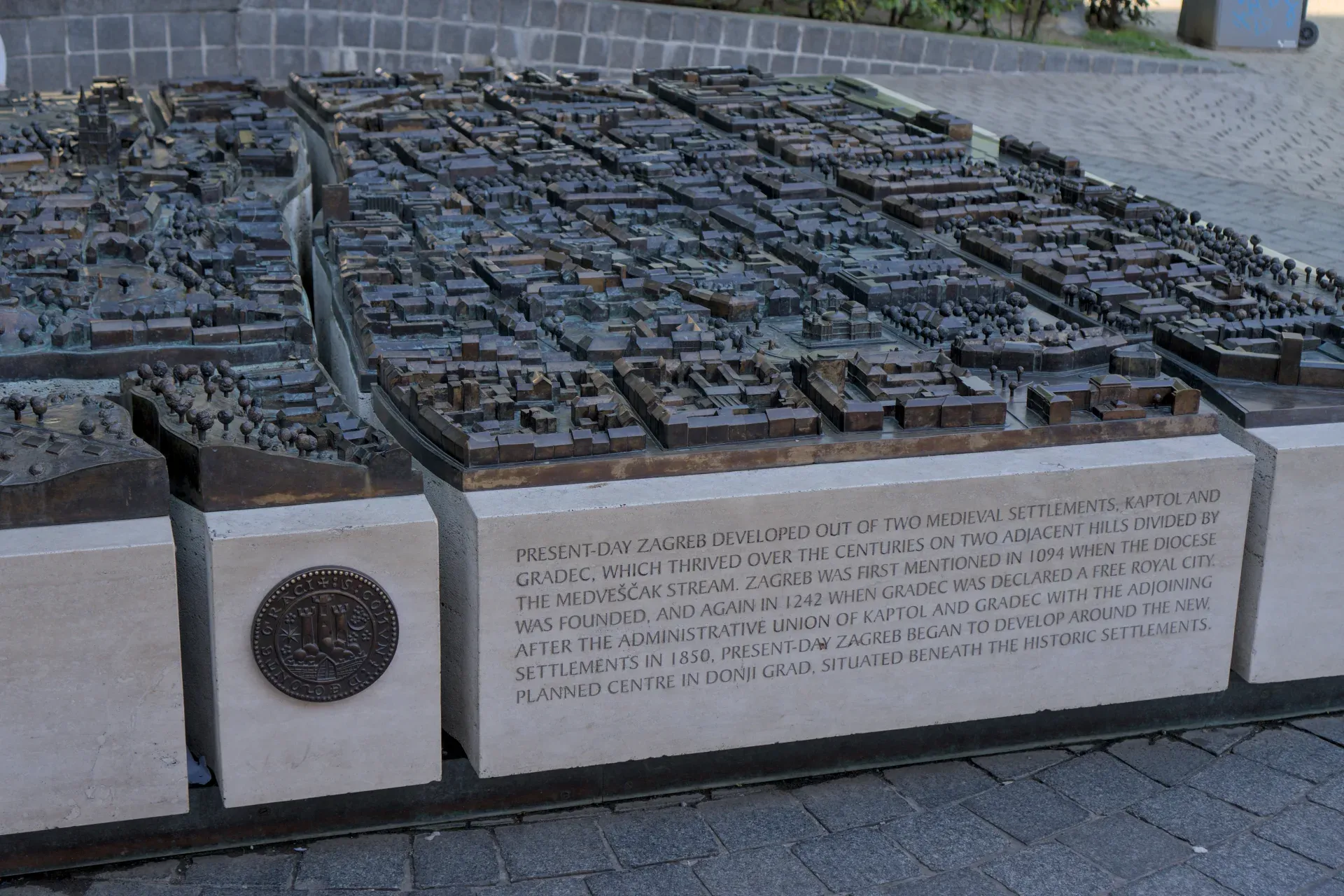 Detailliertes Bronzemodell der historischen Altstadt von Zagreb, Kroatien, mit Bronzesockel und Text.