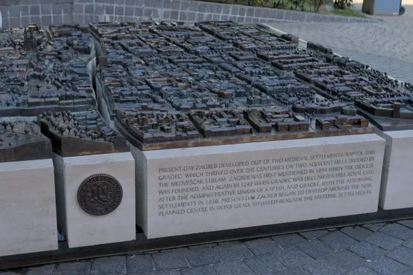 Detailliertes Bronzemodell der historischen Altstadt von Zagreb, Kroatien, mit Bronzesockel und Text.