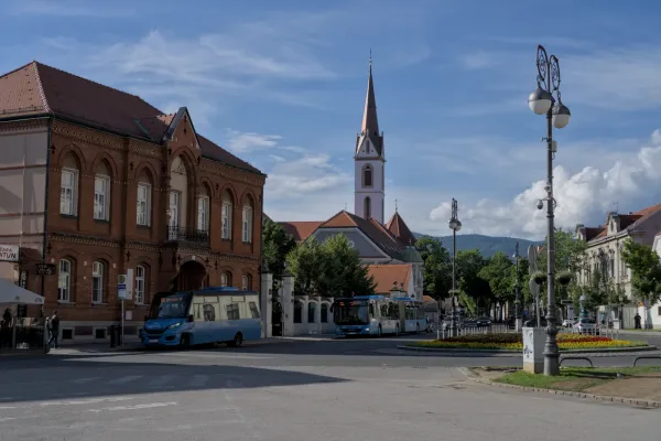 Ein Stadtplatz in Zagreb, Kroatien, mit einer Kirche, Bussen und Architektur.