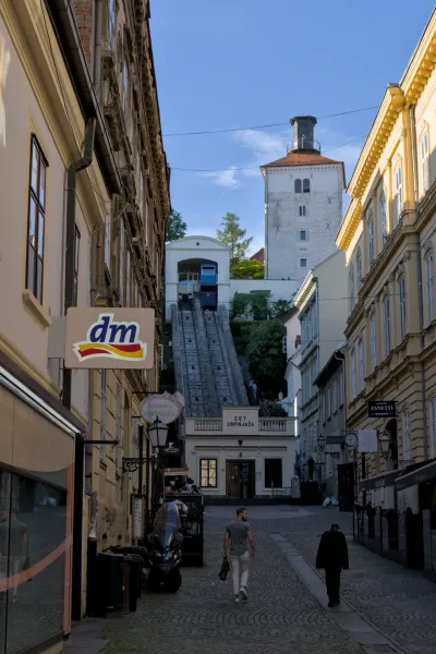Die Standseilbahn von Zagreb schlängelt sich zwischen historischen Gebäuden hindurch, ein ikonisches Stadtbild.