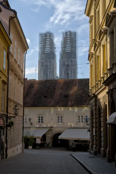 Zagreb Kathedrale im Gerüst, Blick von einer Gasse, umgeben von historischen Gebäuden.