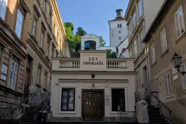 Die historische Standseilbahn von Zagreb, bekannt als Uspinjača, mit ihrer klassischen Fassade und umliegenden Gebäuden bei Tageslicht.