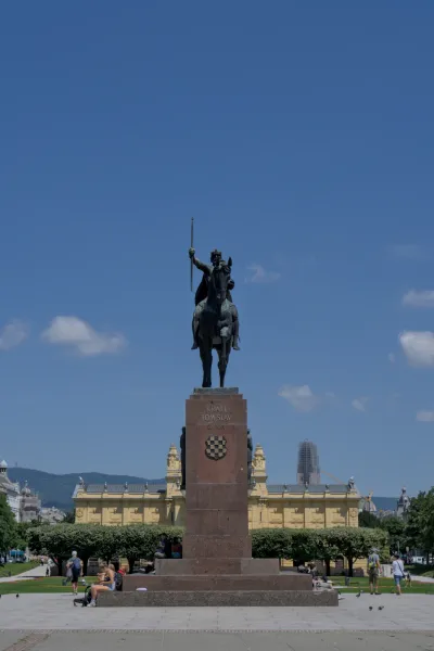 Das Reiterdenkmal von König Tomislav in Zagreb, Kroatien, unter blauem Himmel mit Wolken.