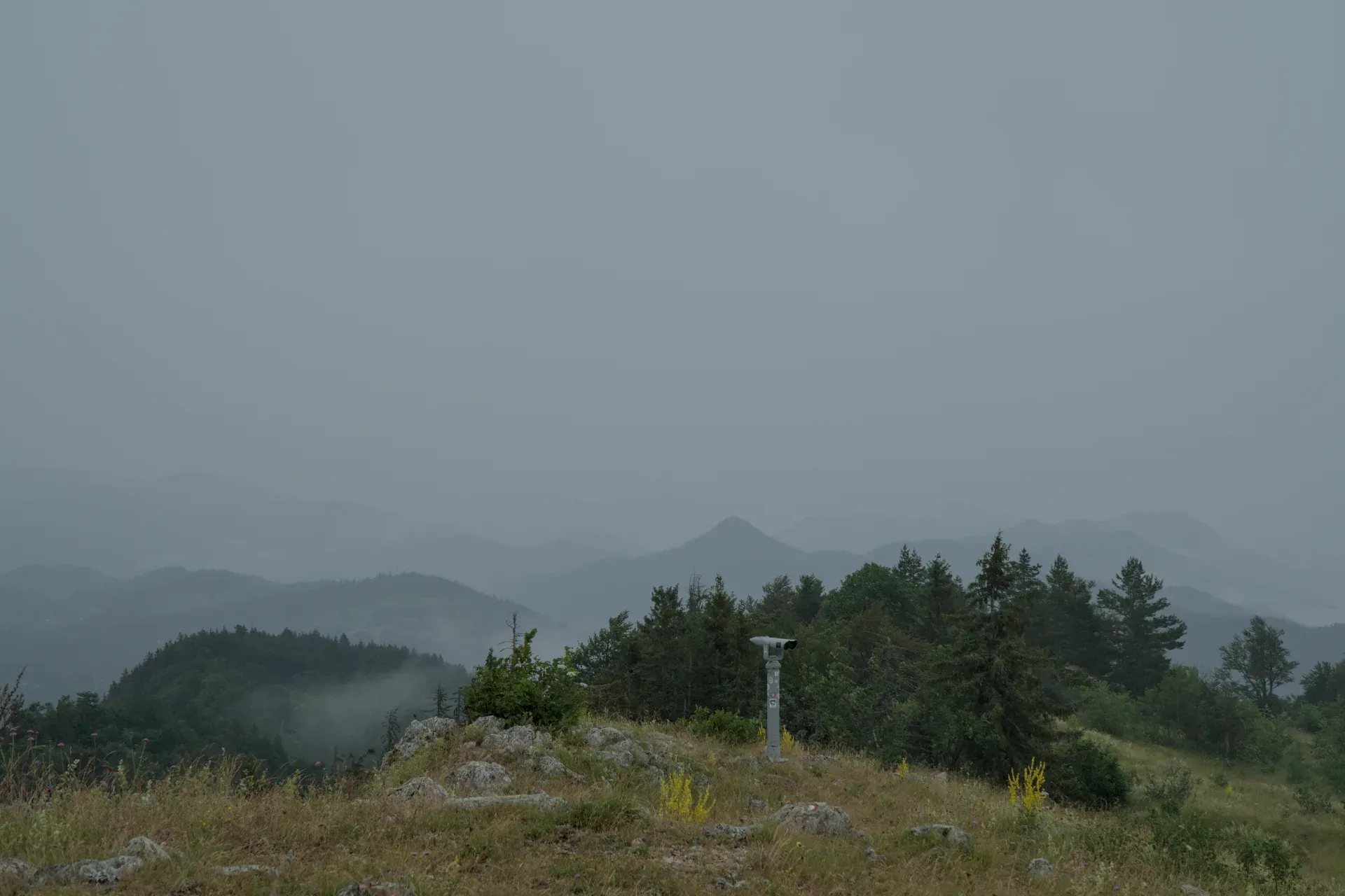 Point de vue au sommet du Janić, vue sur le côté serbe avec des montagnes brumeuses.