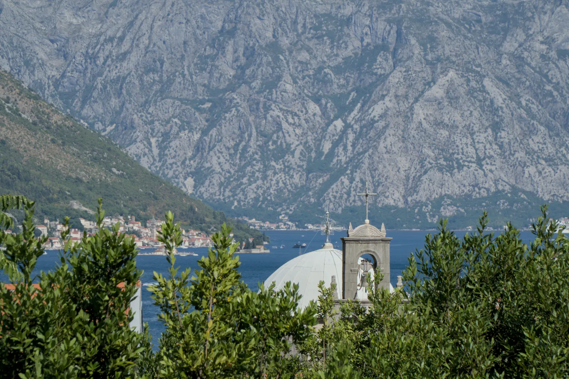 L'église et la baie de Kotor près de Morini, Monténégro, avec des montagnes spectaculaires en arrière-plan.