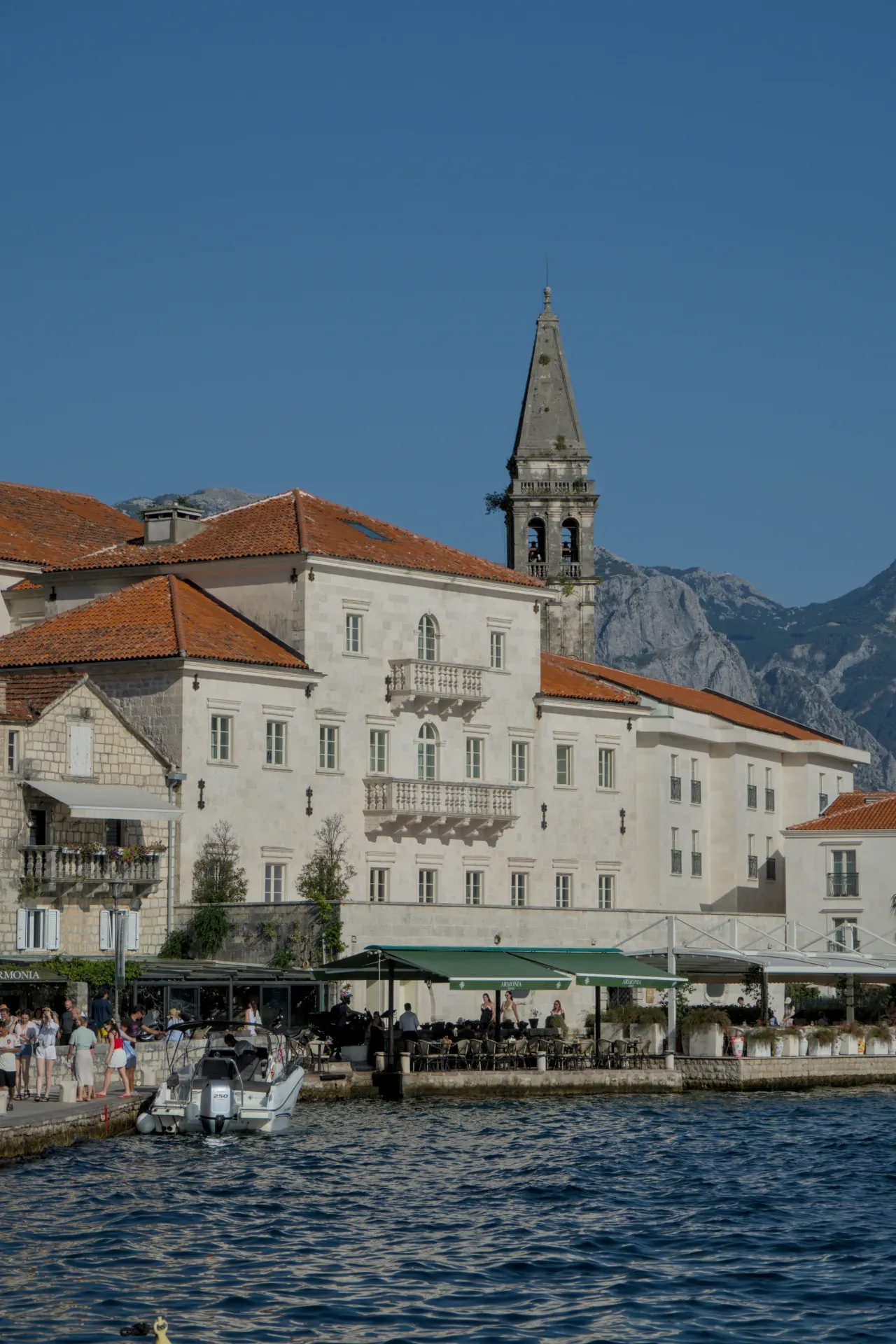 Edifici di Perast, Montenegro, alla luce della sera affacciati sul mare.