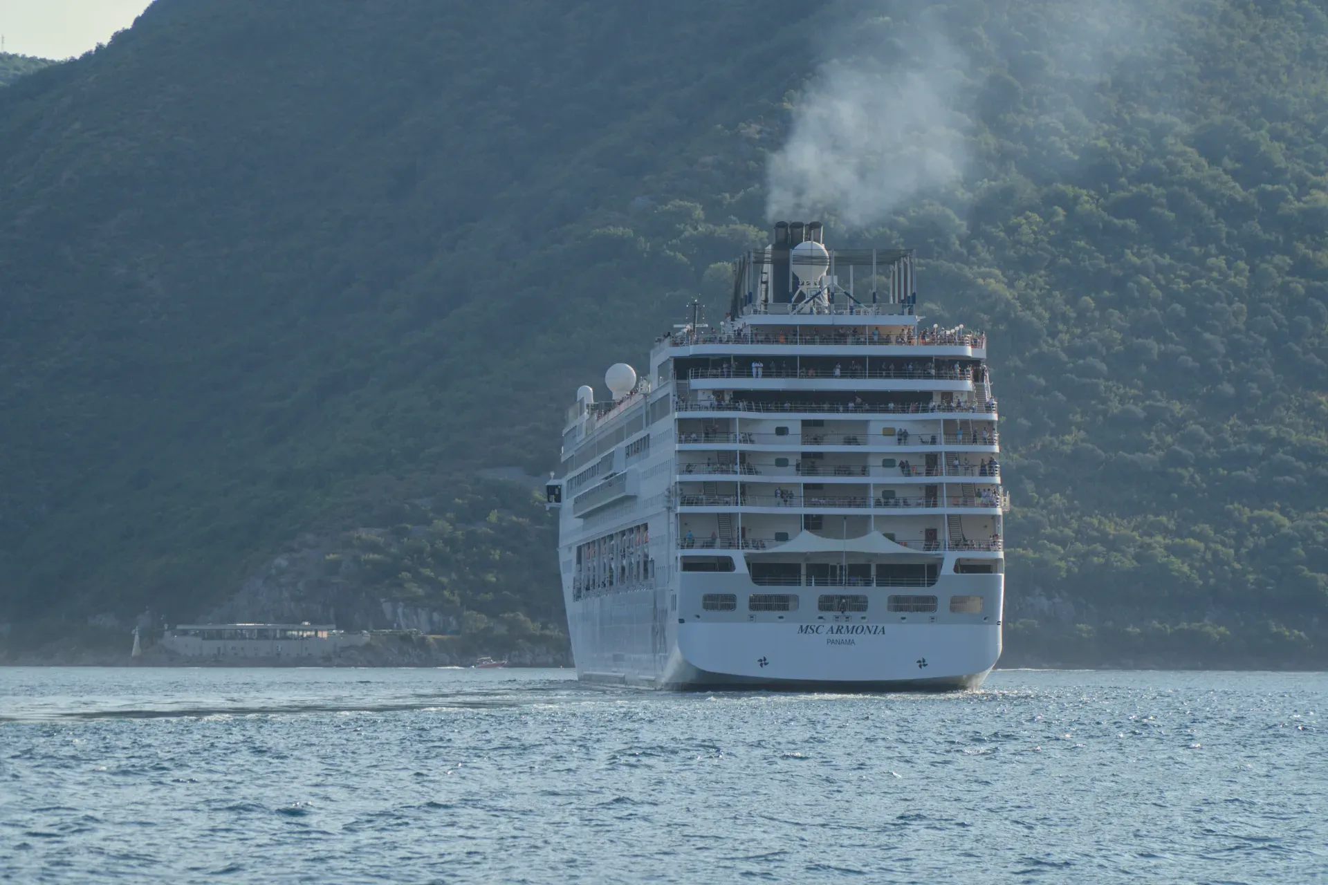 Veliki kruzer, MSC Armonia, isplovljava iz Kotorskog zaliva, Crna Gora.