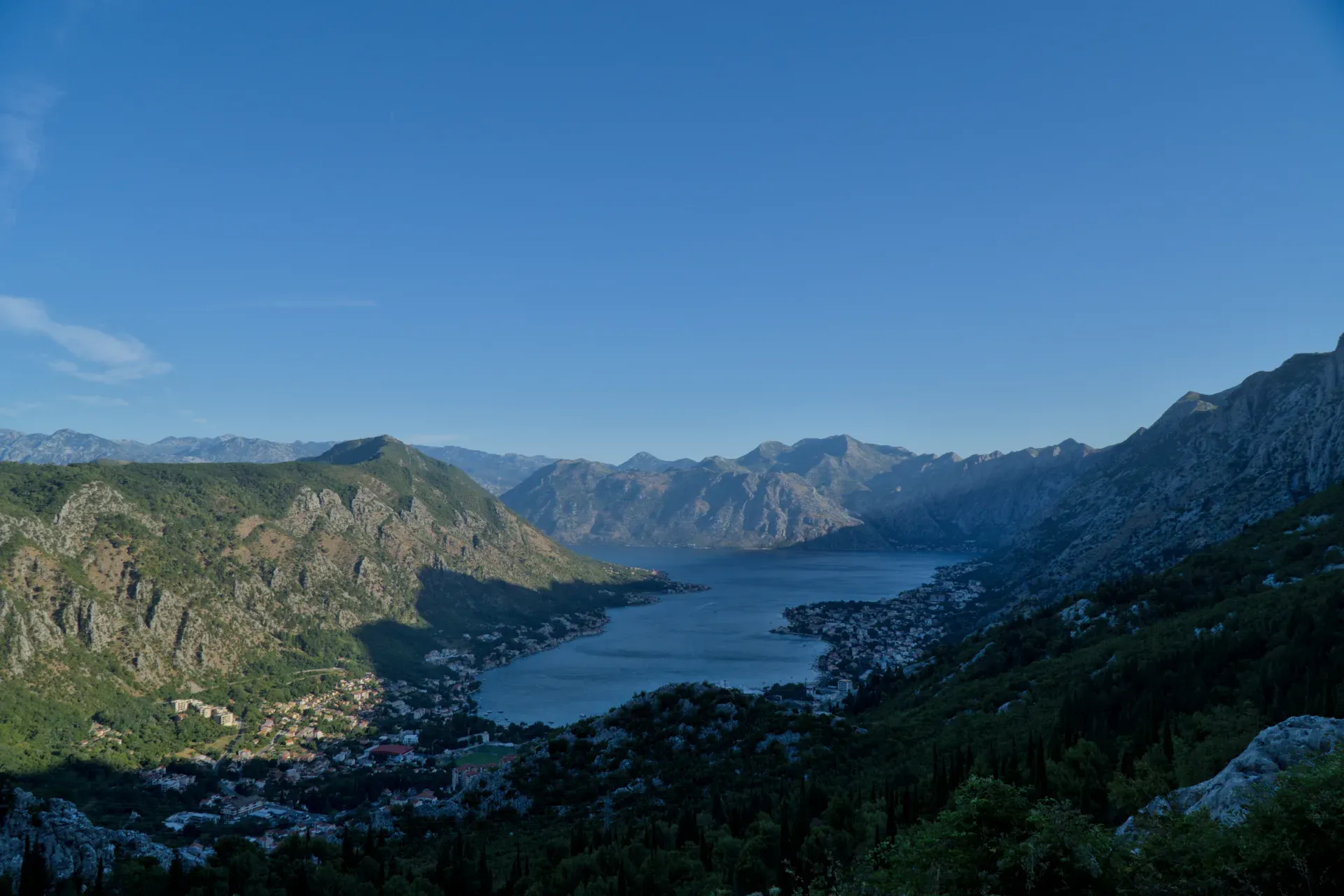 Vista pre-alba della Baia di Kotor, Montenegro, con vista sulla città e sulle montagne da una strada di montagna panoramica.