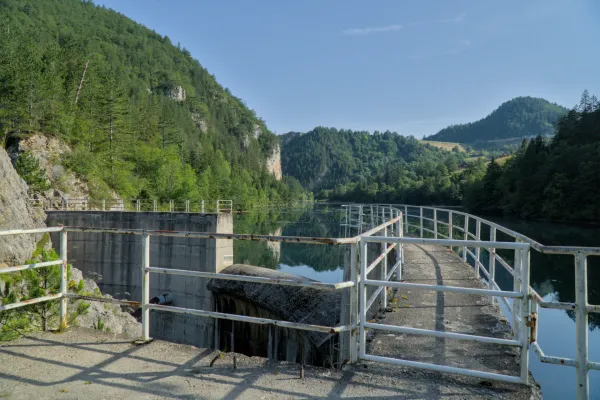 The Spaiči dam in Zaovine, Serbia, surrounded by green mountains and reflective water.