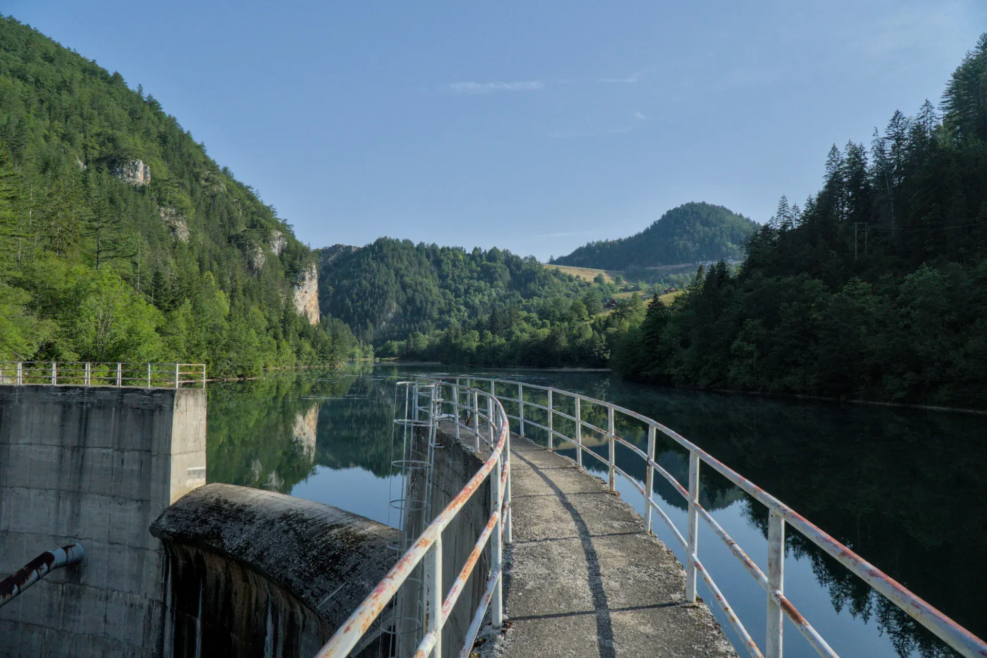 Le barrage Spajiči à Zaovine, Serbie, avec ses eaux calmes et ses montagnes vertes, idéal pour l'art de galerie.