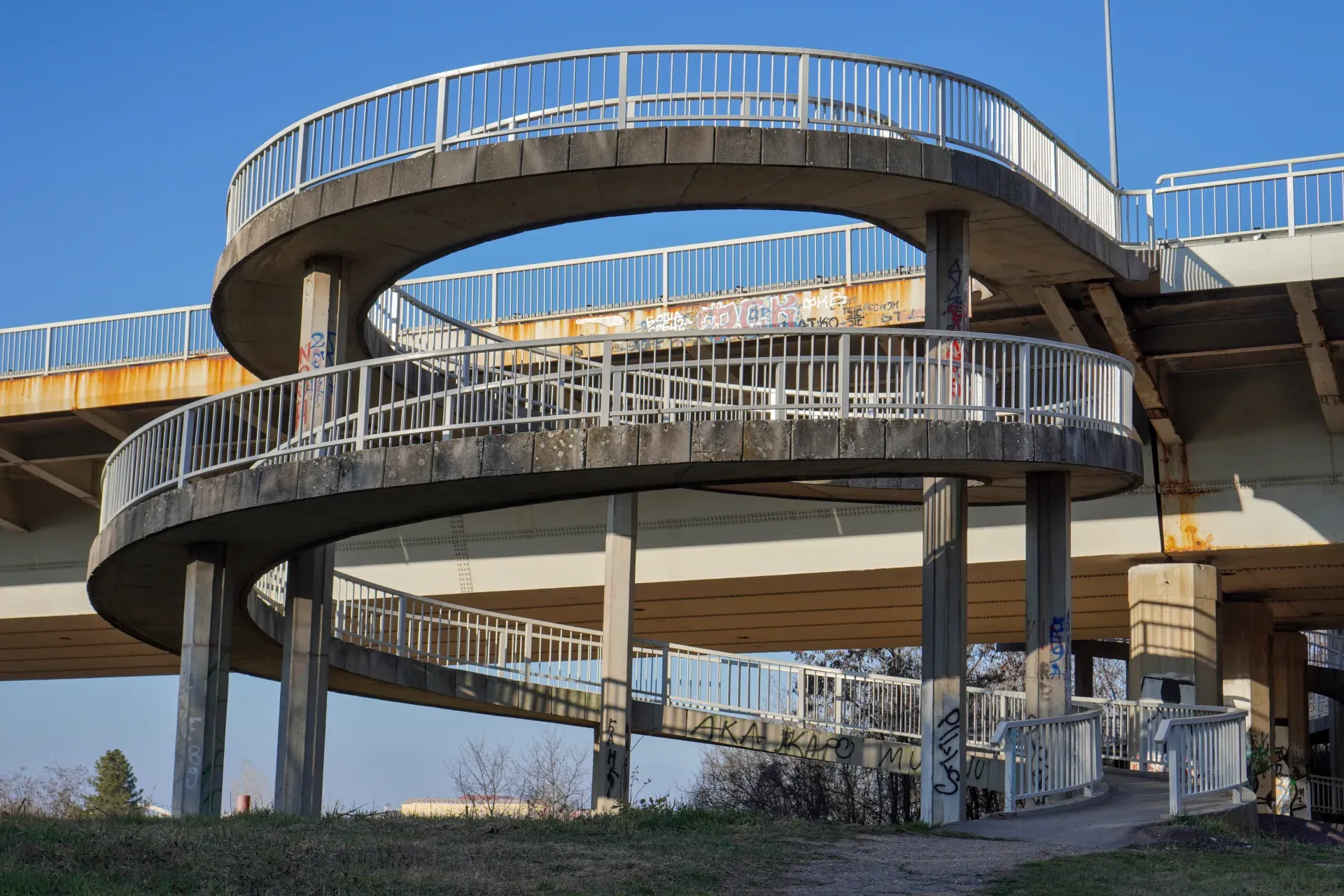 Descente d'escalier en spirale du Pont de la Liberté vers le Parc Kamenički, Novi Sad, Serbie.