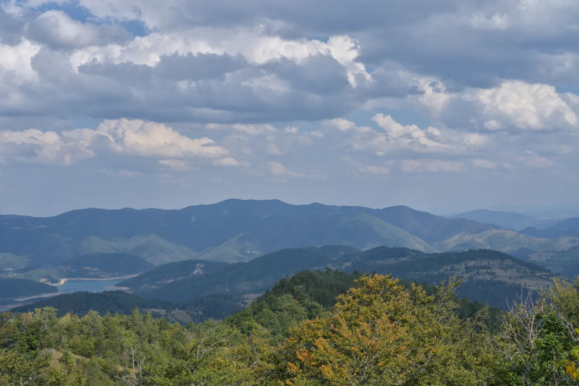Vista paesaggistica del Lago Zaovine e delle montagne, catturata dalla cima Janjac nel Parco Nazionale di Tara, Serbia.
