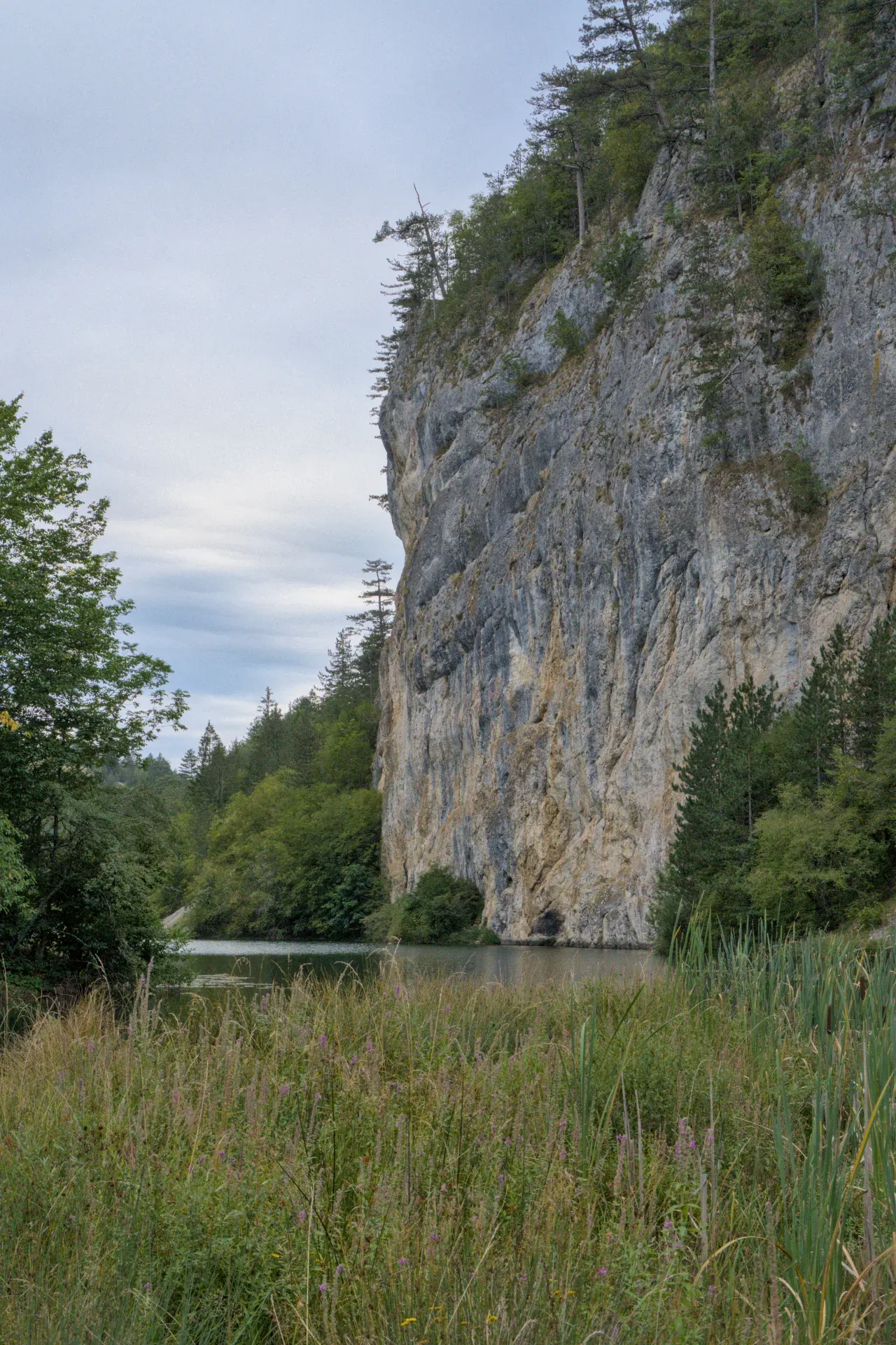 Le paysage montagneux rude près du lac Spajići, avec falaises et végétation.