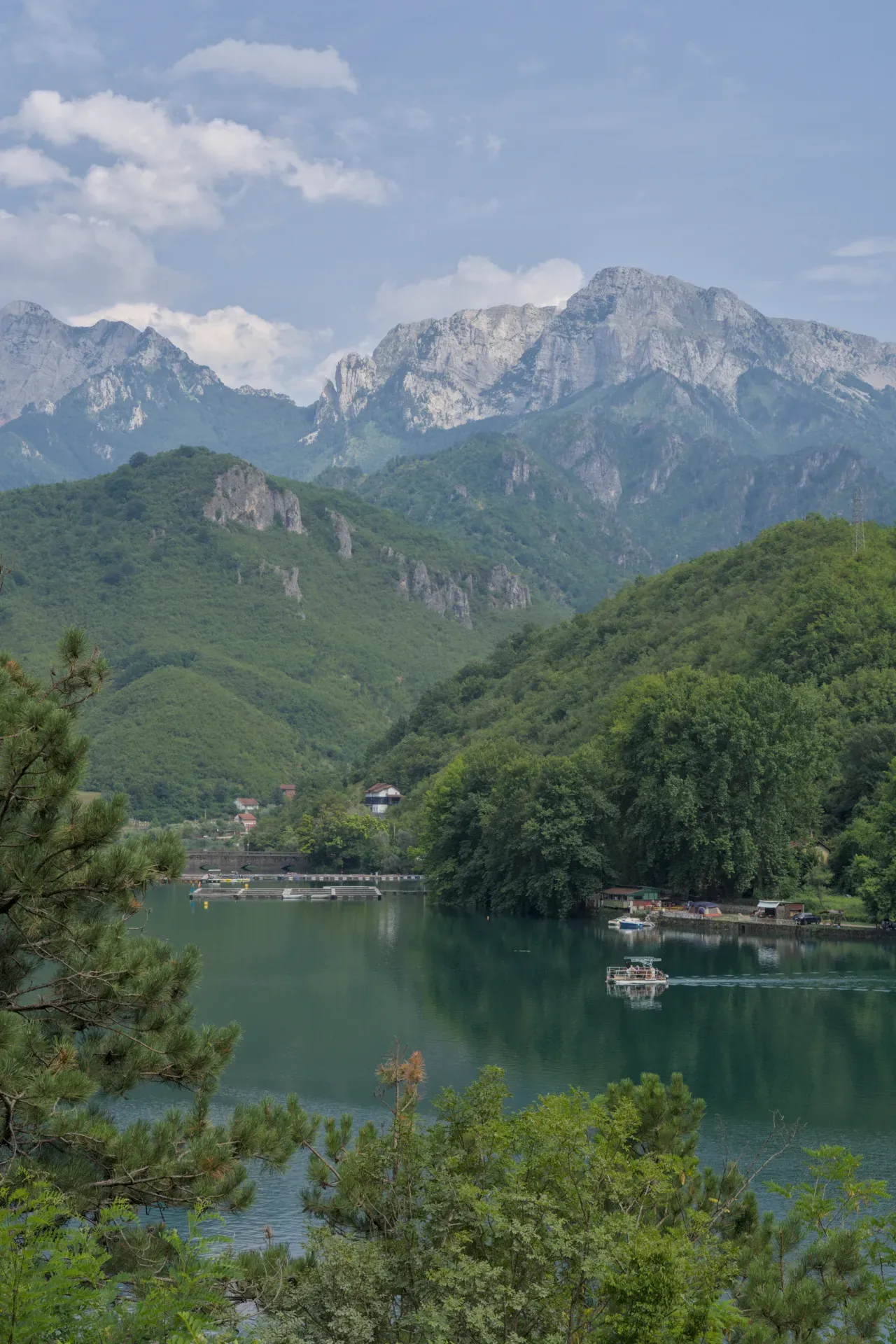 Fine art pejzažna fotografija planina i jezera na putu za Mostar, Bosna i Hercegovina.