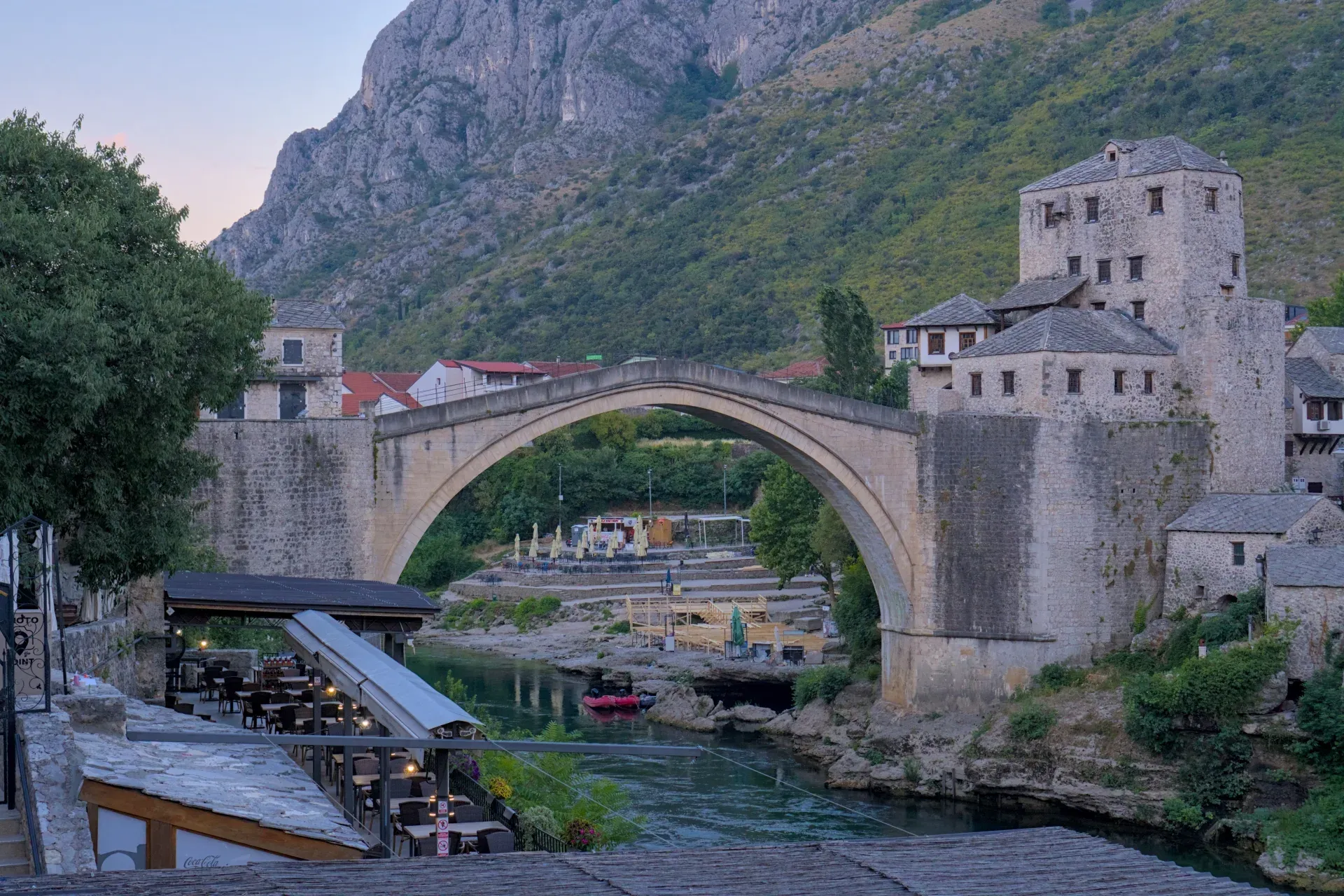 Le Vieux Pont de Mostar, Bosnie-Herzégovine, avec une toile de fond montagneuse à l'aube.
