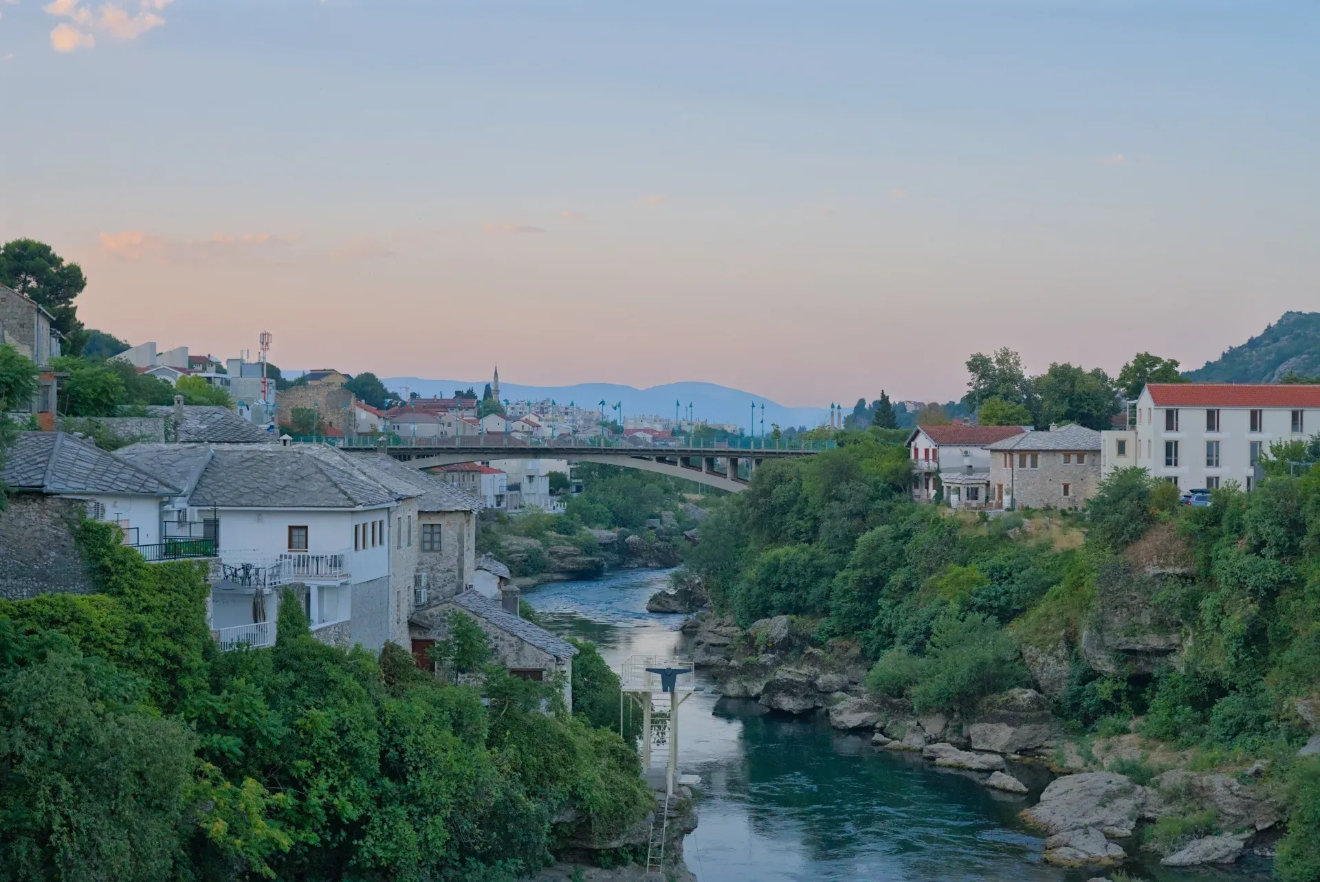 Vista dal Ponte Vecchio di Mostar al mattino presto, con fiume e ponte.