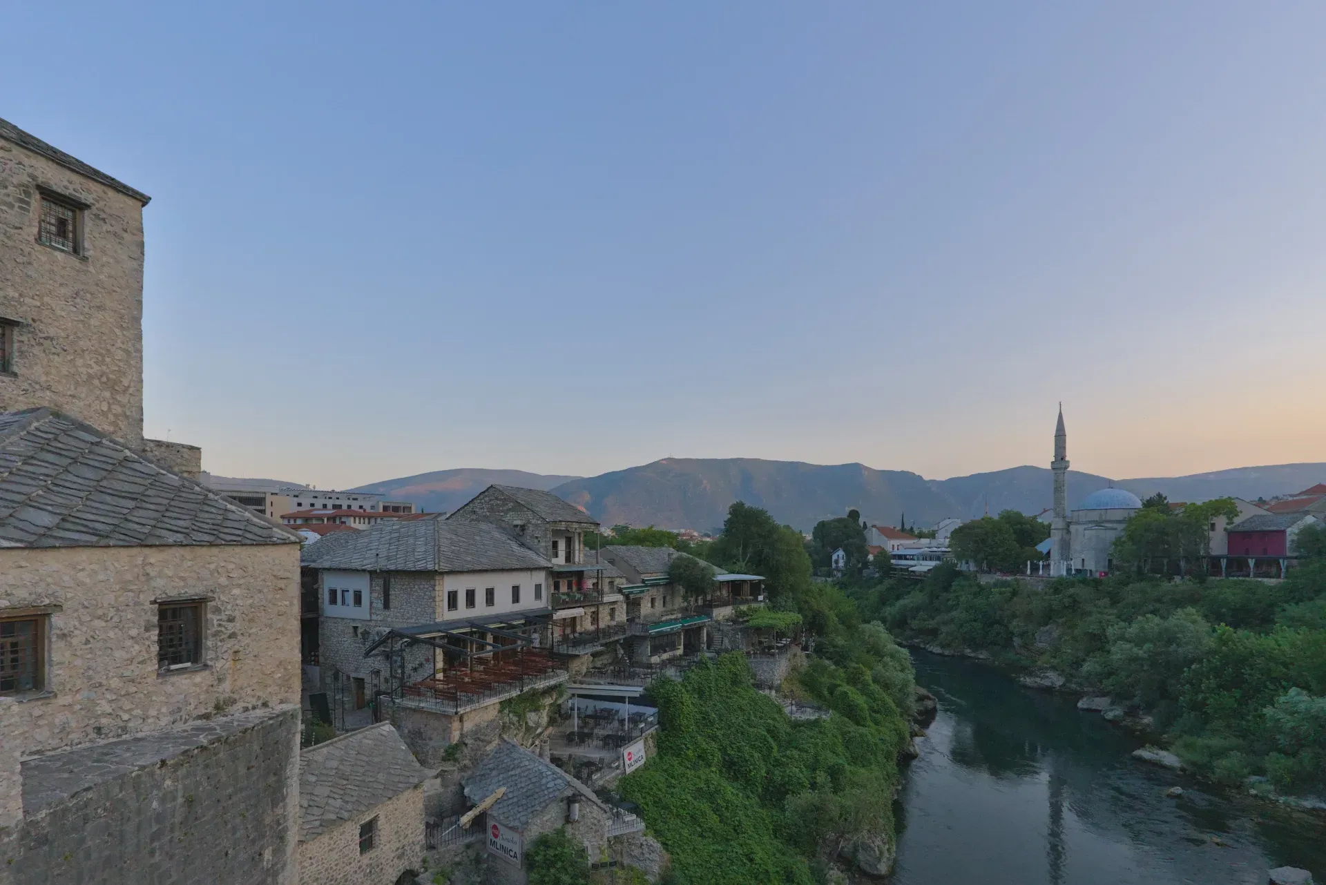 Panorama der Altstadt von Mostar mit Blick auf die Alte Brücke und den Fluss Neretva, Moschee im Hintergrund.