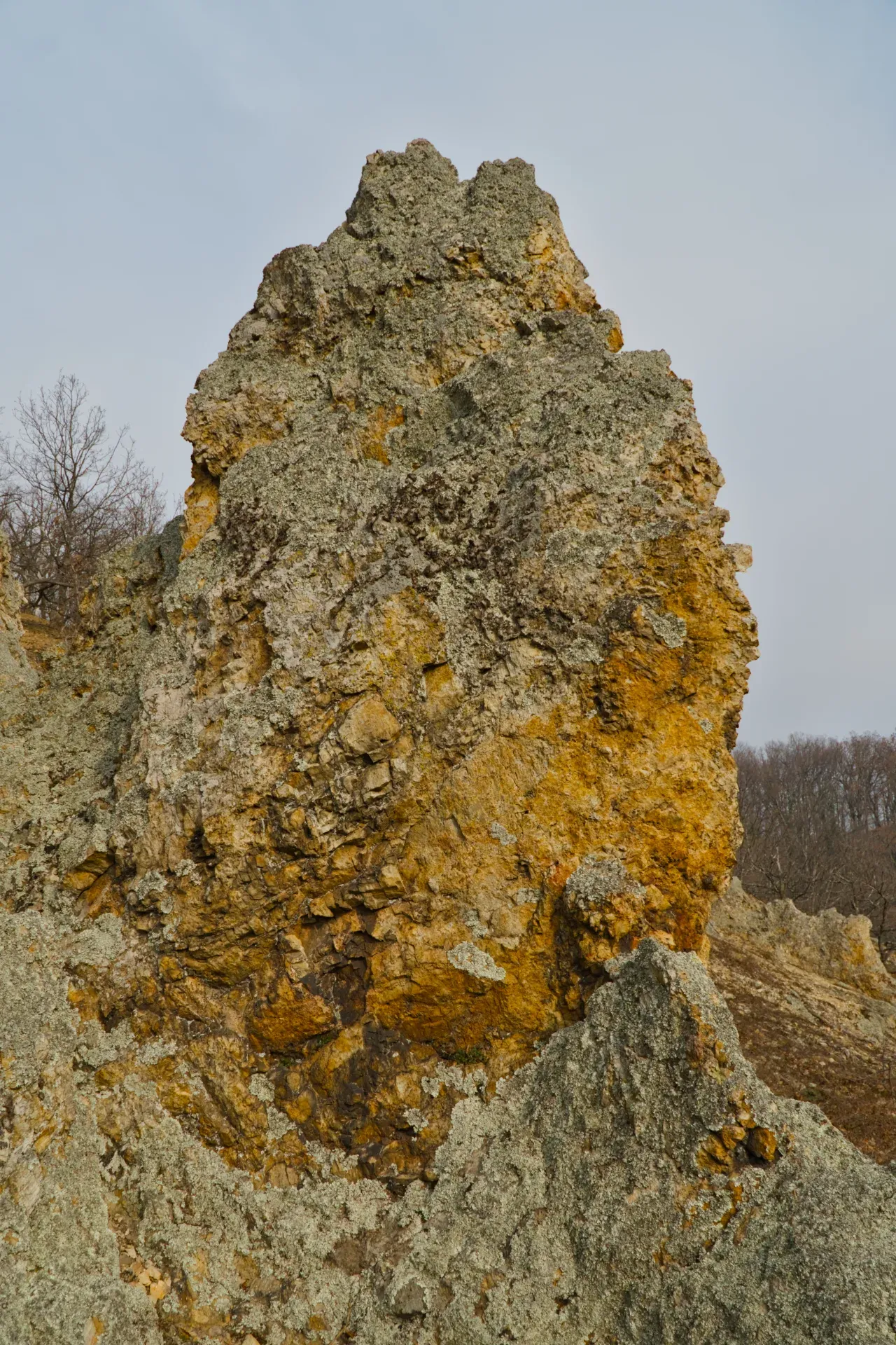 Photographie d'art des formations rocheuses "Orlovy skaly" à Fruska Gora, Serbie.