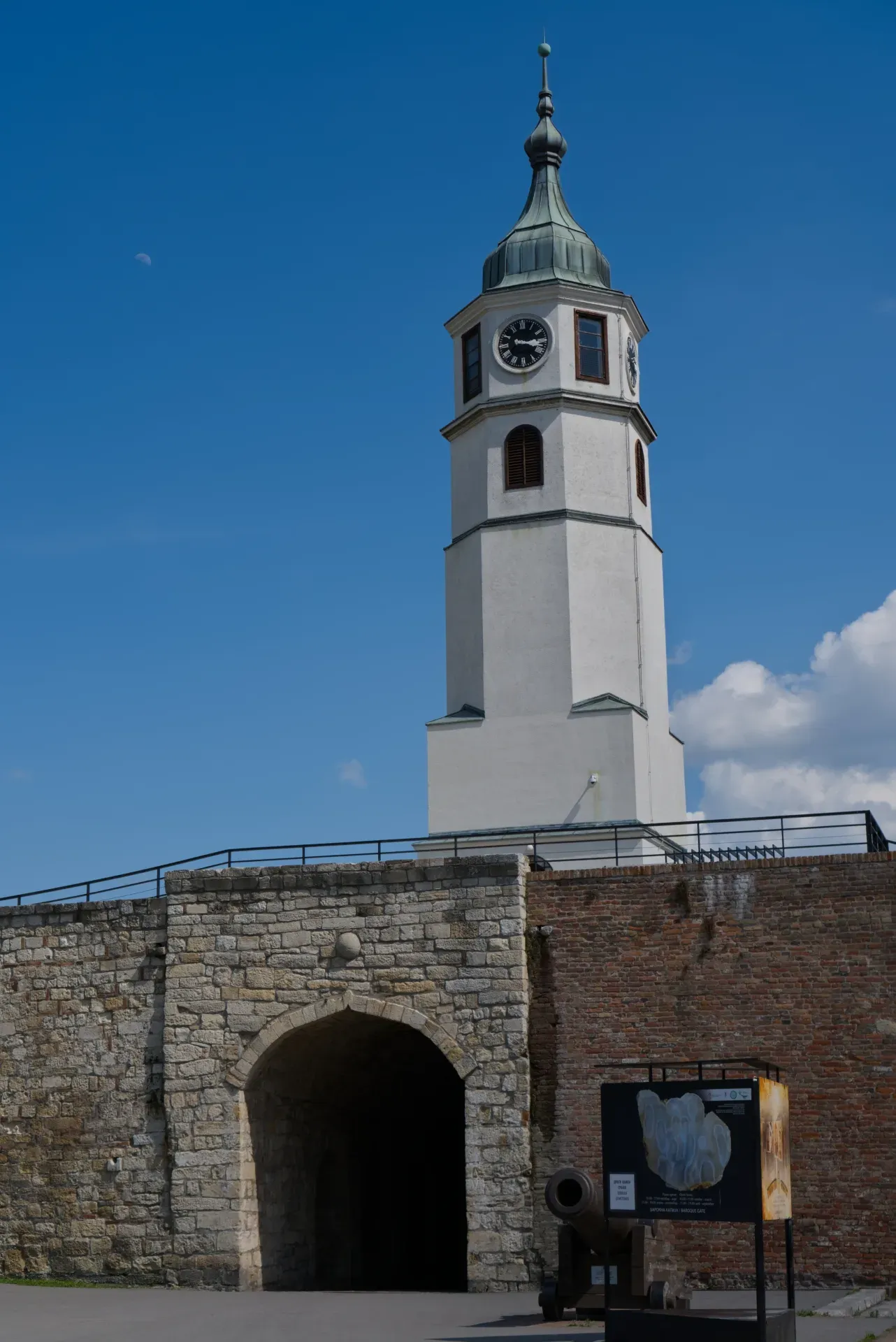 Torre dell'orologio della Fortezza di Kalemegdan a Belgrado con cielo azzurro.