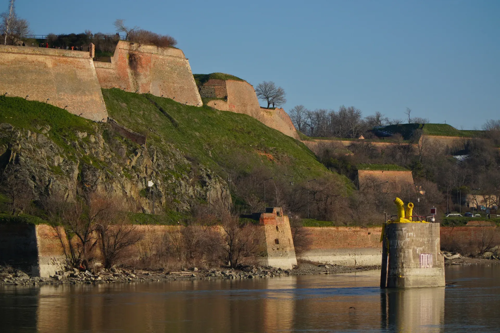 Blick auf die Festung Petrovaradin und den Fluss Donau.