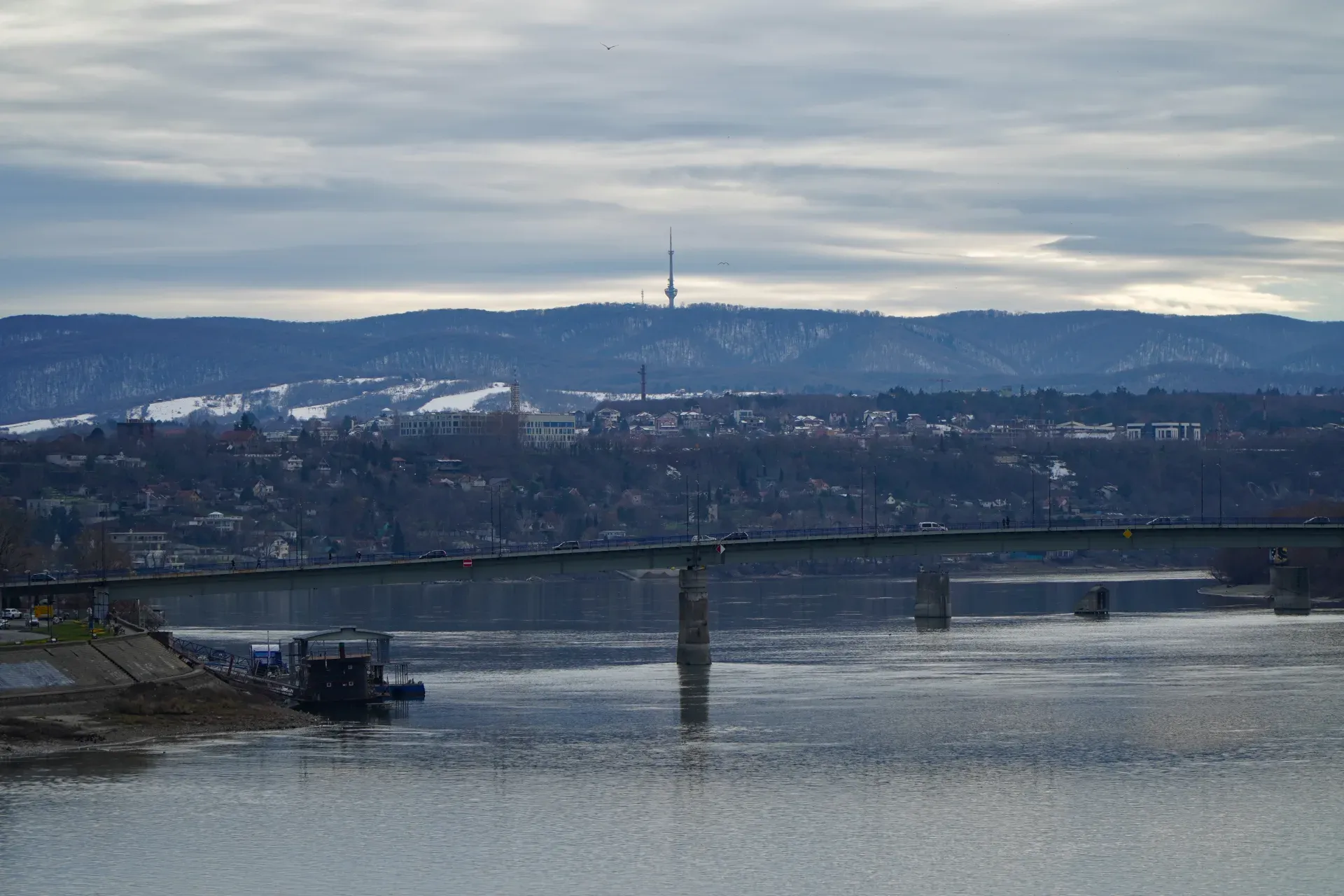Vue de la Fruška Gora et du Pont de Varadin depuis le Pont Žeželj, idéal pour les galeries et les impressions.