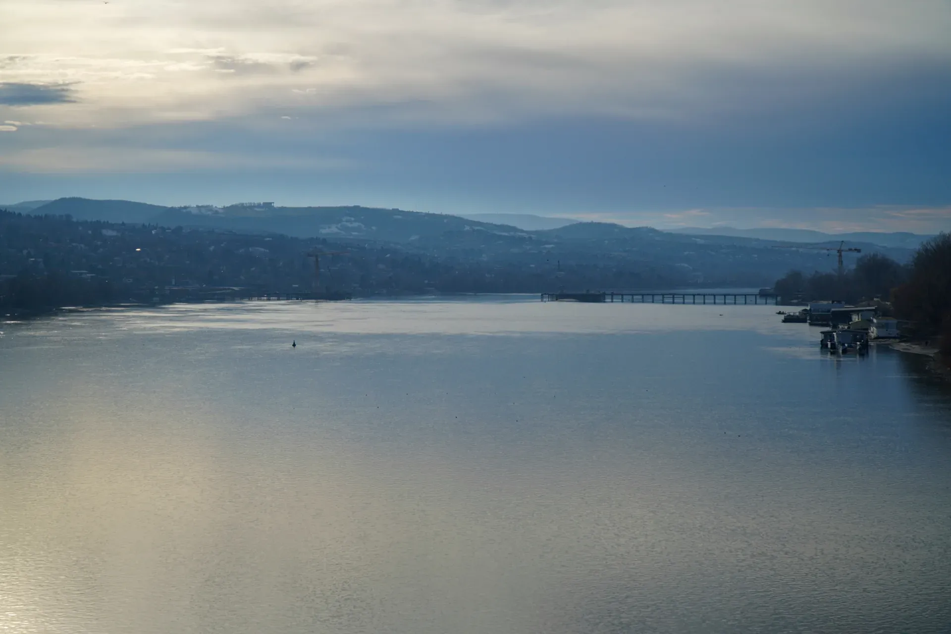 Vue depuis le Pont de la Liberté du coucher de soleil sur le Danube à Novi Sad, Serbie.