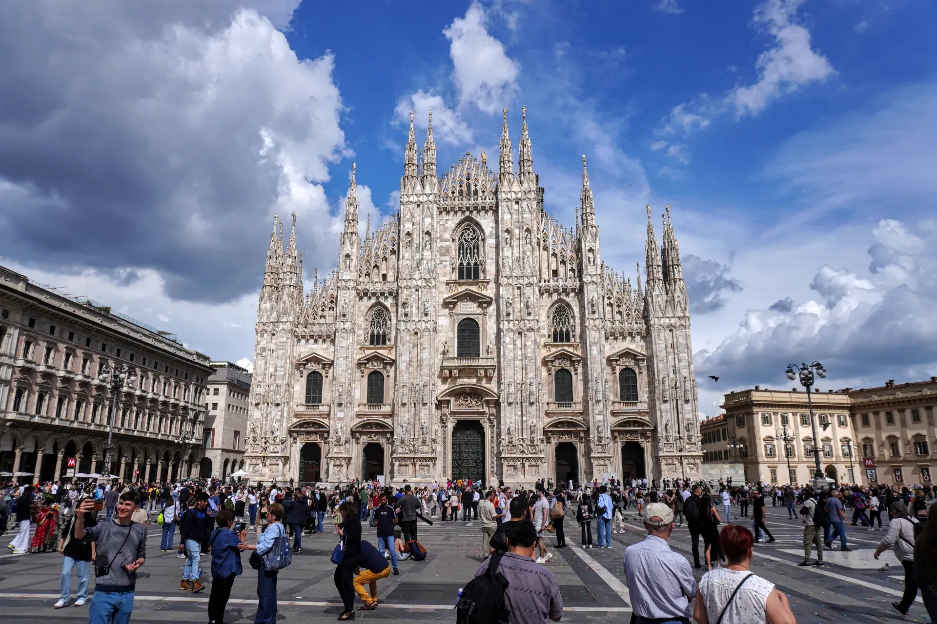 Una vista totale del Duomo di Milano con una folla in Piazza del Duomo a Milano, Italia.